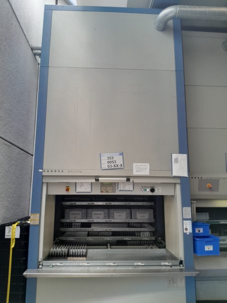 Hohe Industrieküche mit einem großen, professionellen Backofen.