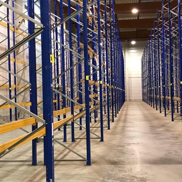 Regalensystem in einem Lager, mit blauen Stahlträgern und Holzregalböden.