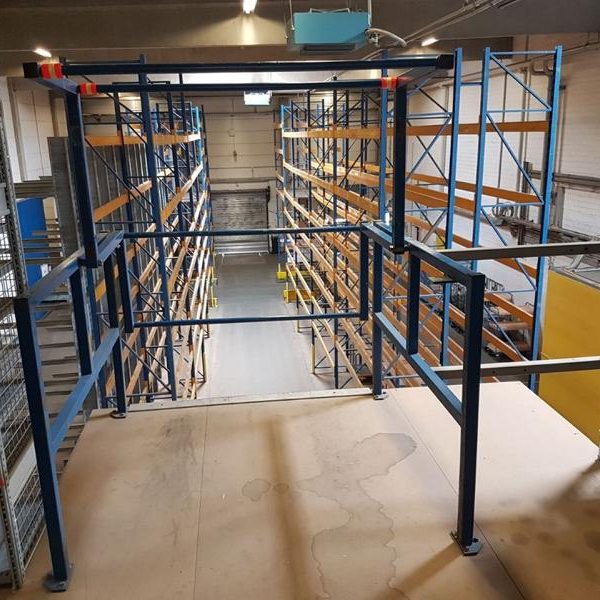 Regalansicht in einem Lagerhaus mit oberer Plattform und vielen lagersystemen.