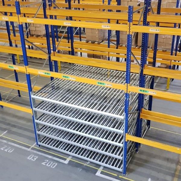 Regalsystem mit mehreren Ebenen in einem Lagerhaus, gelbe und blaue Elemente.