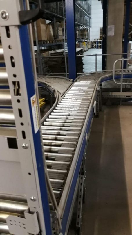 Förderband in einem Lager, das Waren transportiert.