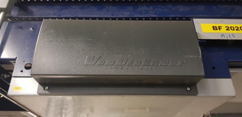 Graue Metallabdeckung eines Geräts mit eingeprägtem Schriftzug.