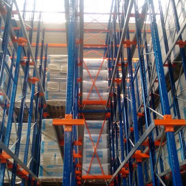 Hochregallager mit blauen Regalen und gestapelten Waren auf mehreren Ebenen.