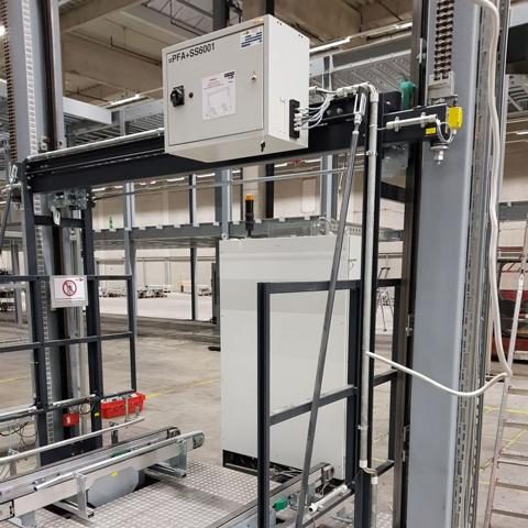 Gewerbliche Maschinenanlage mit Steuerungseinheit und Förderband.