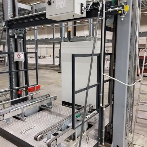 Industrielle Hebebühne mit Bedienfeld und Sicherheitsmerkmalen in einer Lagerumgebung.