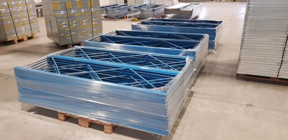 Stapelhölzer in blauer Folie verpackt, auf Holzpaletten in einem Lager.