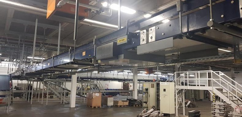 Große industrielle Förderungseinrichtung in einer Fabrikhalle.