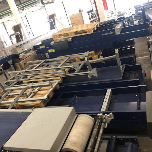 Metallrahmen und Holzpaletten in einem großen Lagerraum.