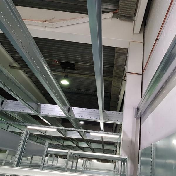 Blick auf Metallträger und Decke in einem Industriegebäude.