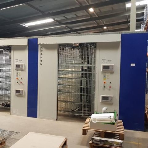 Moderne Lagerregale mit automatisierter Zugriffstechnik in einem großen Lagerraum.