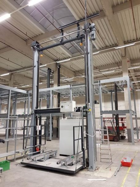 Eine industrielle Hebevorrichtung in einer Fabrikhalle.