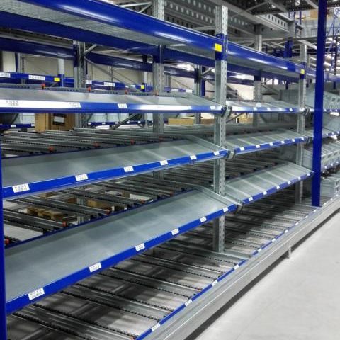 Leere Regale in einem Lager, wenige Gegenstände vorhanden.