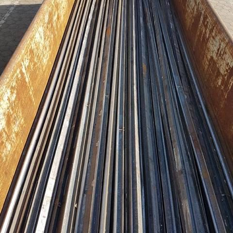 Stahlstangen liegen ordentlich in einem Ablagebehälter.