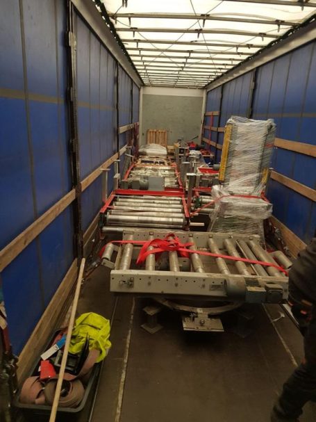 Ladungssicherung in einem Lkw mit Paletten, Gurten und Transportmaterialien.