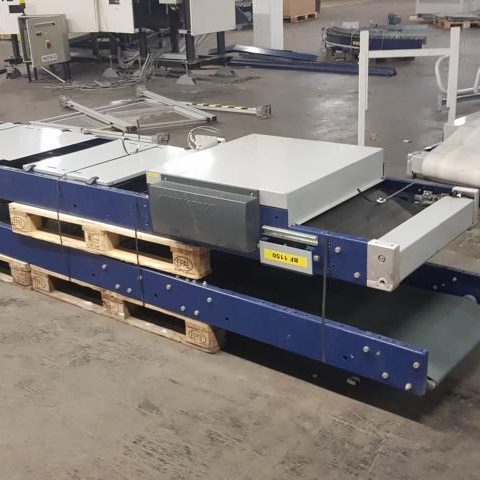 Konveyorband auf Paletten mit mehreren Schubladen und Ablageflächen.