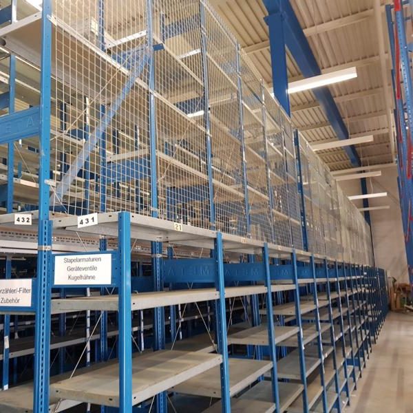 Leere Regale in einem modernen Lager mit blauen Metallgestellen.