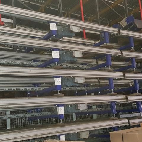 Regalsystem mit mehreren Metallregalen und blauen Halterungen in einem Lager.