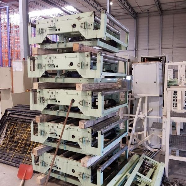 Übereinander gestapelte Metallrahmen in einer Lagerhalle.