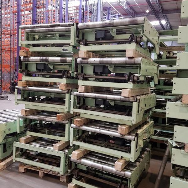 Stapeln von Maschinenbauteilen in einem Lagerraum.