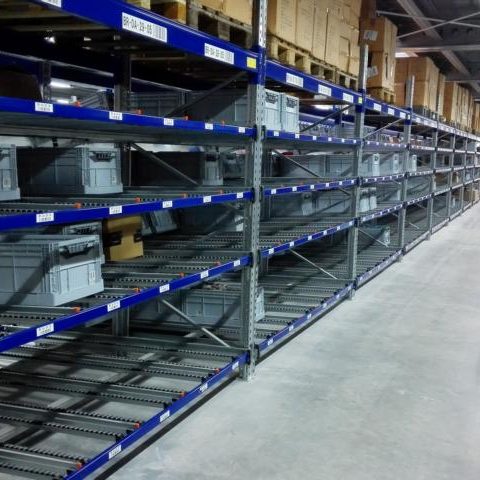 Leere Lagerräume mit Regalen und Kunststoffboxen.