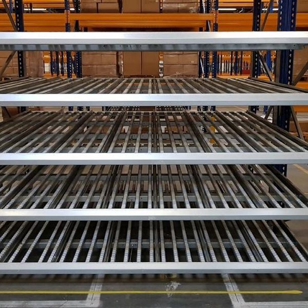 Regalsystem aus Metall mit mehreren horizontalen Ablagen in einem Lager.