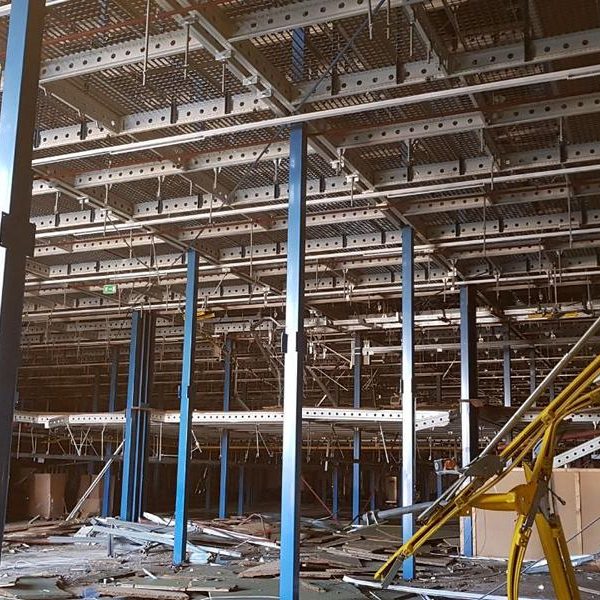 Aufbau eines Industriegebäudes mit Stahlträgern und Baugerüst.