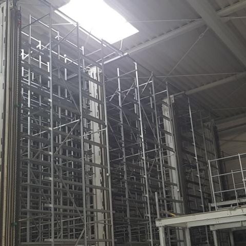 Regalsystem mit Metallstruktur und Oberlicht in einem Lagerraum.