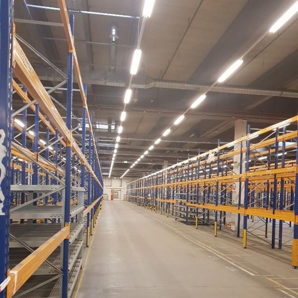 Fleckige Oberflächen mit braunen und grauen Markierungen.