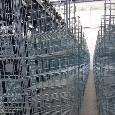 Leere Metallregale in einem großen, hellen Raum.