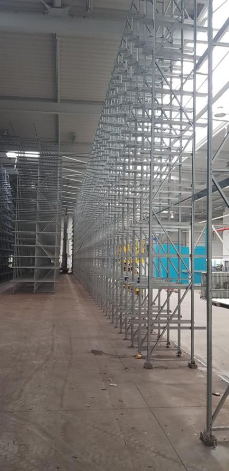 Gerüststruktur in einem großen, leeren Innenraum.