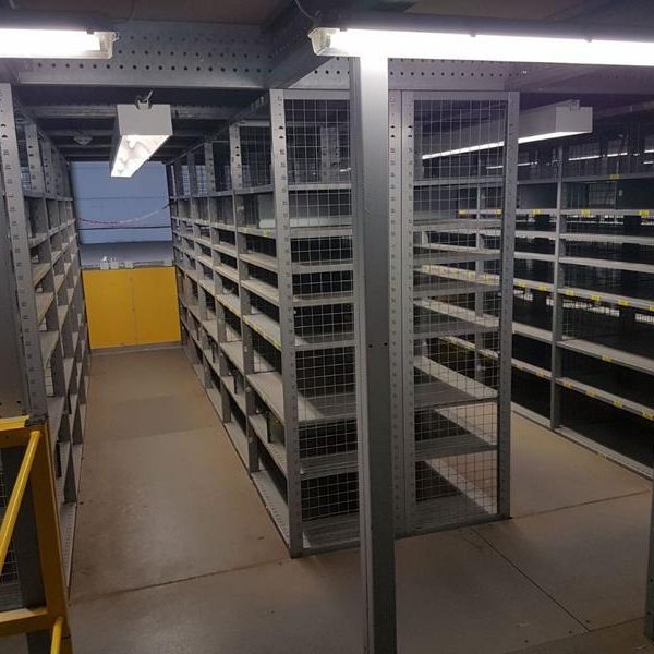 Leere Regale in einem industriefertigen Lagerraum.