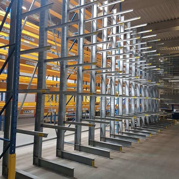 Regalstruktur aus Metall in einer Lagerhalle, mit gelben Akzenten und gutem Licht.