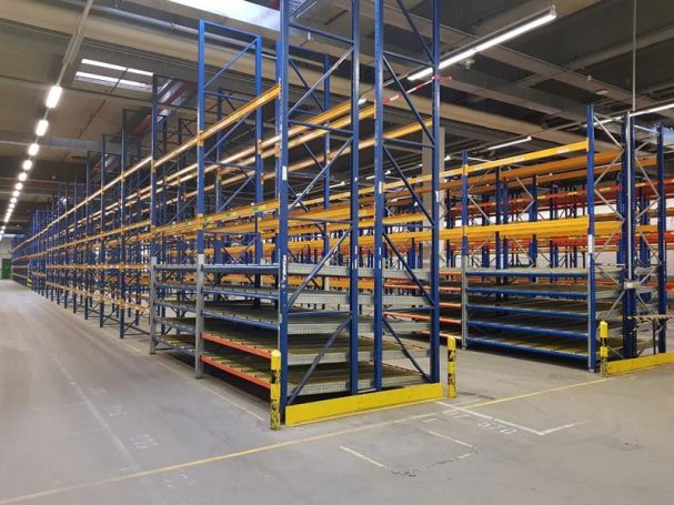 Lagerregale mit mehreren Ebenen in einem großen, hell erleuchteten Raum.