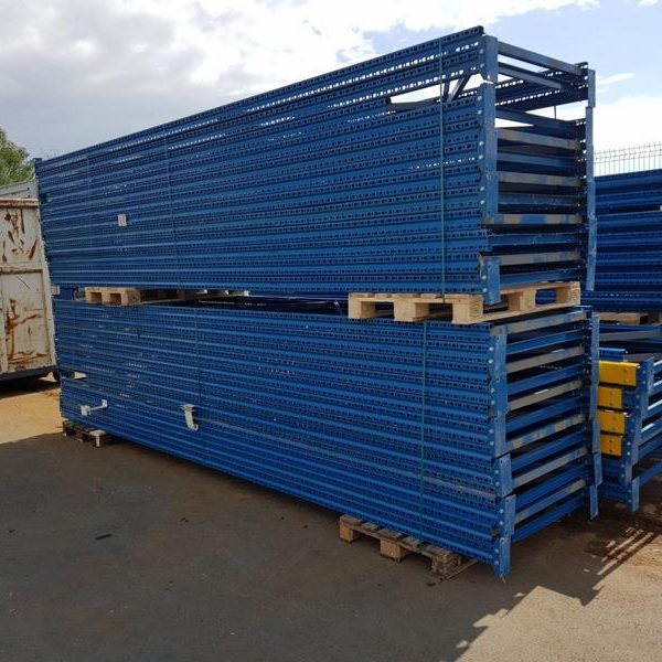 Blaue Stapel von Gerüstteilen auf Holzpaletten.