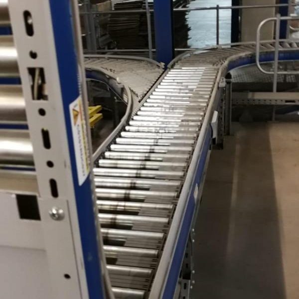 Förderband in einer Industrieanlage, das zur Warenbeförderung dient.