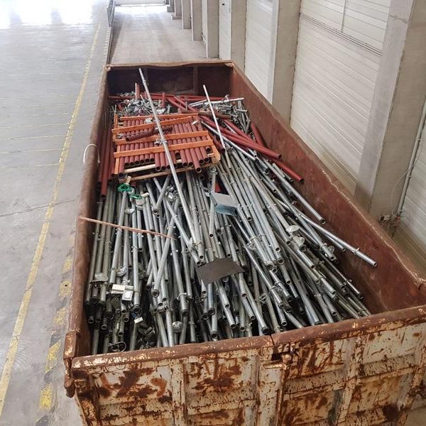 Metallgestänge und Werkzeuge in einem Container auf einem Lagerplatz.