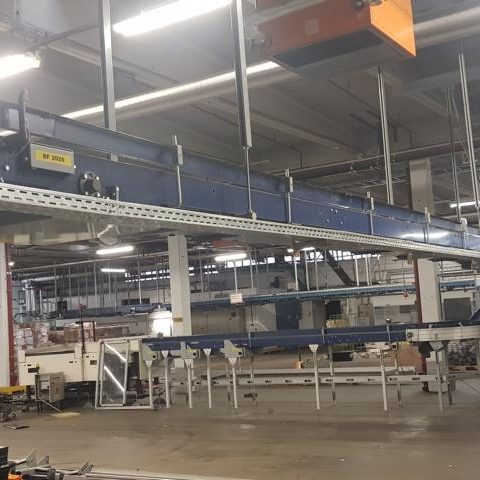 Förderband in einer Lagerhalle zur Materialtransportierung.