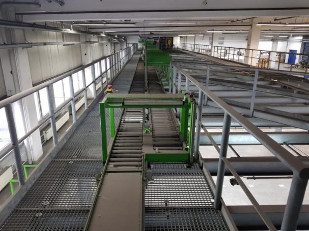 Blick auf eine industrielle Förderanlage in einem modernen Gebäude.