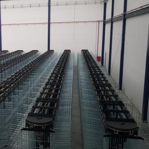 Warenlager mit mehreren Reihen von Regalen und Einkaufswagen.