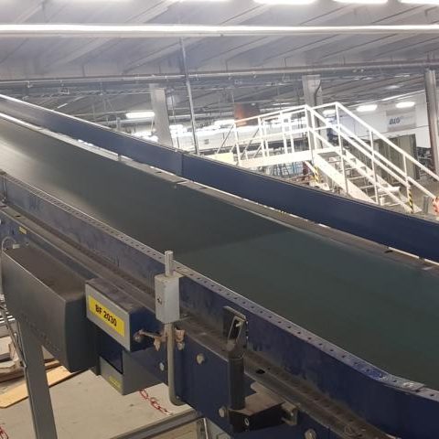 Transportband in einer Industriehalle, bereit für den Materialtransport.