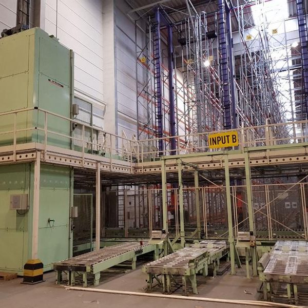 Lagerhalle mit Hochregalen und automatisierter Lagertechnik.