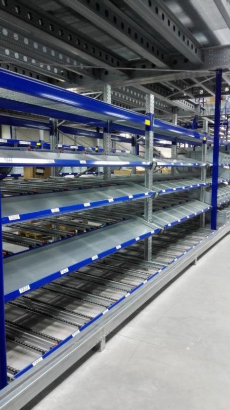 Regalebene mit blauen Ablagen in einem modernen Lagerraum.