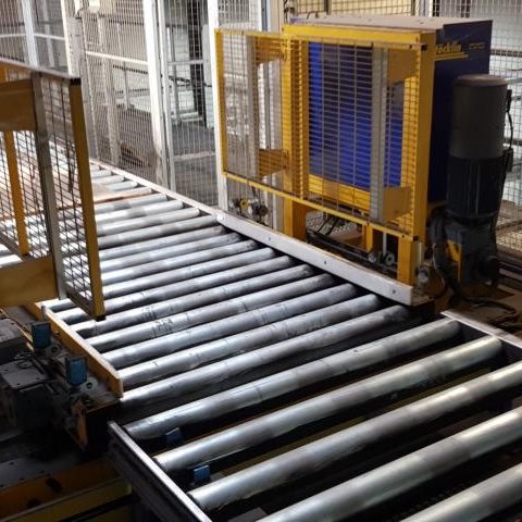 Rollensystem zur automatischen Materialhandhabung in einer Industrieumgebung.