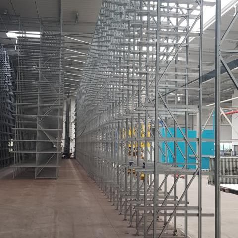 Regalsystem in einer Lagerhalle, Metallkonstruktion, mehrere Ebenen.