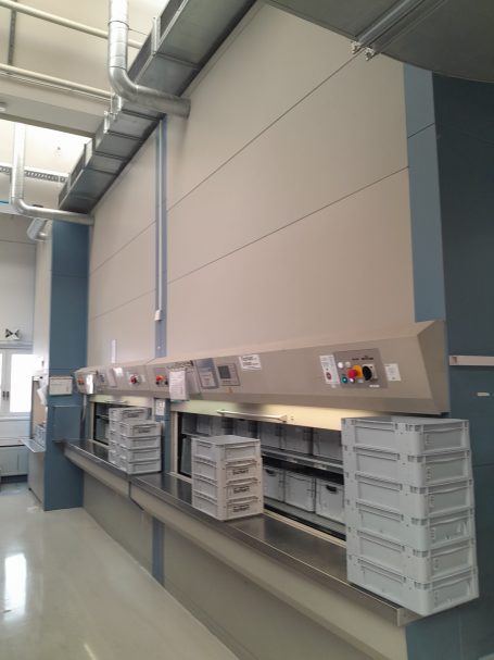 Regal mit mehreren Kisten in einem hellen, modernen Raum.