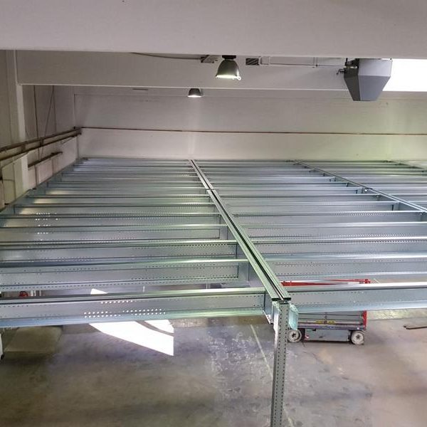 Blick auf ein Stahlgerüst in einem großen, hellen Raum.