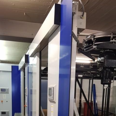 Blick auf eine industrielle Maschinenanlage mit blauen und weißen Elementen.