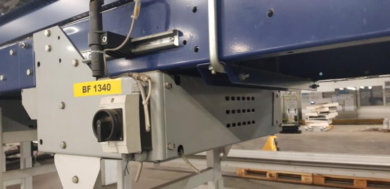 Nahaufnahme eines Maschinenbauteils mit Kameramodul und Beschriftung.