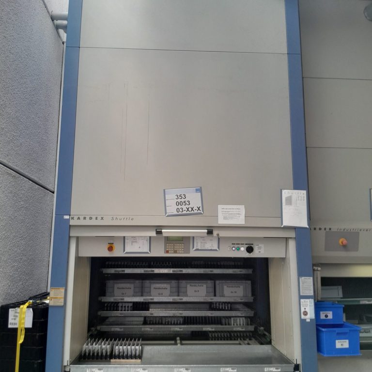 Hochregal mit mehreren Ablagen zur Lagerung von Materialien in einer industriellen Umgebung.