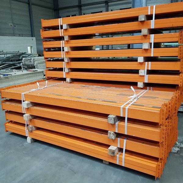 Stapeln von orangefarbenen, mit Folie umwickelten Platten in einem Lager.